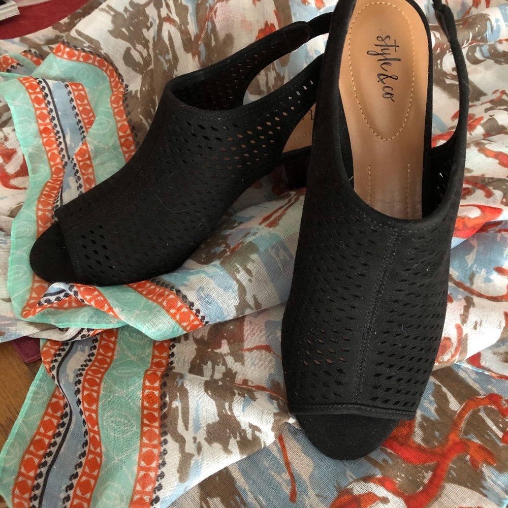 Beautiful brand new Style & Co black sandals